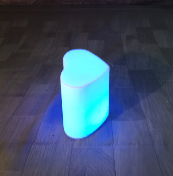   LED Würfel 40 CM – Stimmungslich Sitzwürfel 16 Farben RGB – spritzwassergeschützt mit Fernbedienung
