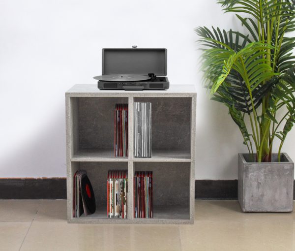   Schallplattenschrank – Aufbewahrung von Schallplatten – Bücherregal – grauer Beton