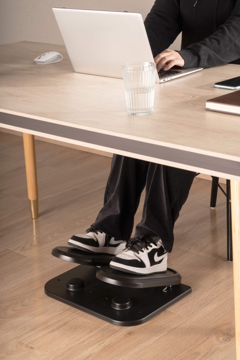 Hocker mit Stepperfunktion - Fußstütze unter dem Schreibtisch - alternatives Bild