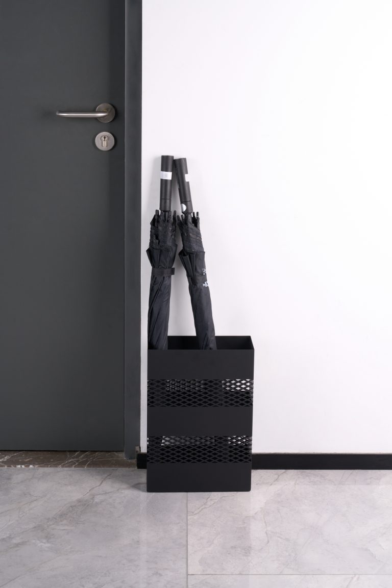 VDD - Schirmständer - schwarz - Aluminium - modern - kompakt - alternatives Bild
