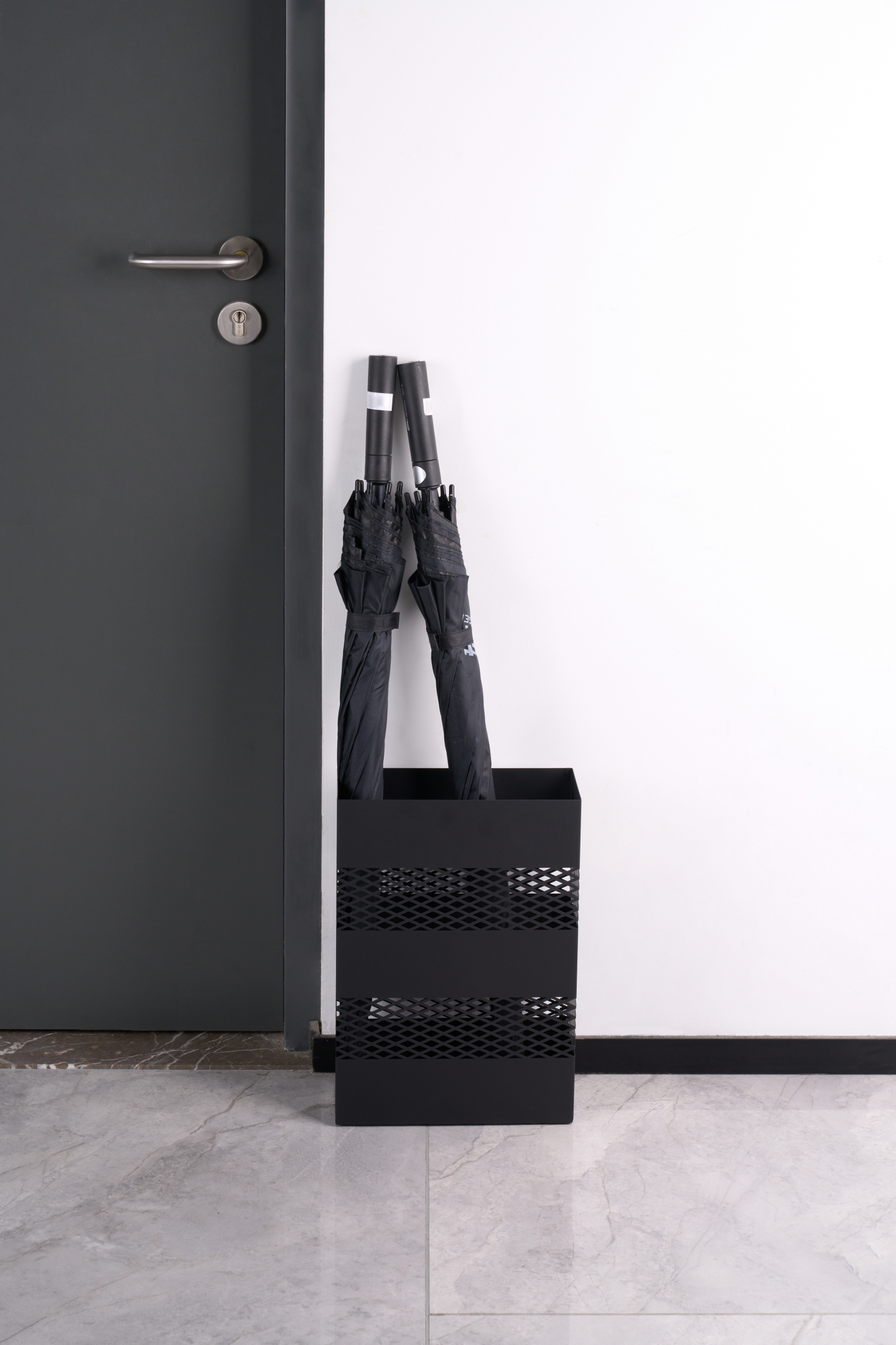 VDD - Schirmständer - schwarz - Aluminium - modern - kompakt - alternatives Bild