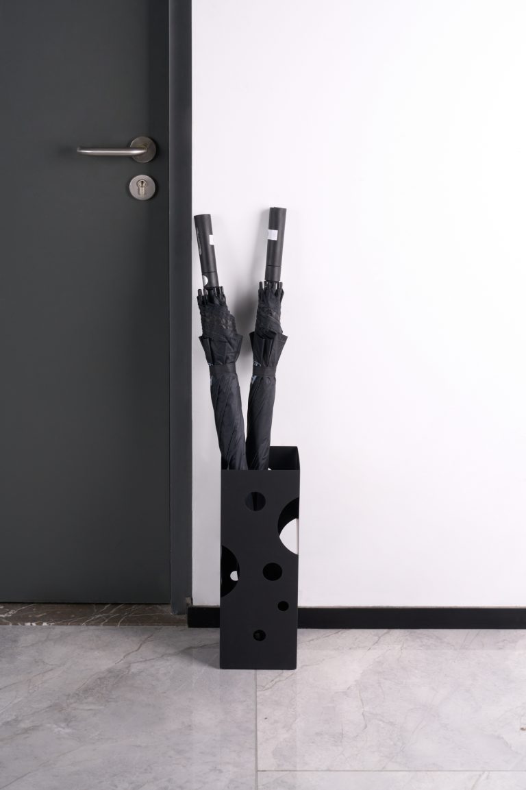 VDD - Schirmständer - schwarz - Aluminium - kompakt - elegant - alternatives Bild